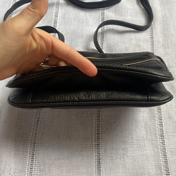 Relic small black crossbody bag with multiple pockets. - Picture 7 of 17